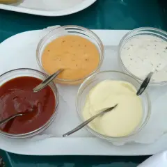 Domowy sos do burgerów: 7 przepisów, które odmienią Twoje danie