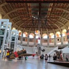 Wnętrze muzeum narodowego Katalonii z samolotem i ekspozycjami.