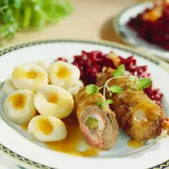 Rolada śląska z kluskami śląskimi i czerwoną kapustą. Pyszne danie, które zachwyci każdego smakosza.
