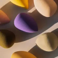 Gąbka do makijażu: jak ją czyścić, by służyła długo i higienicznie?