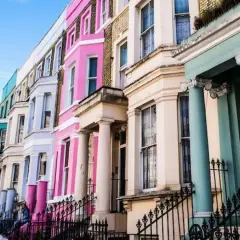 Bunte Häuserfronten in London, ein toller Tipp für Ihre Reise.
