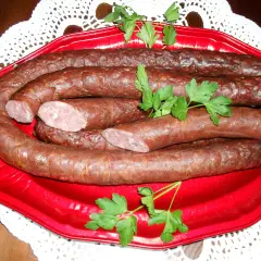 Pyszna kiełbasa z sarny, idealna na grilla. Oto przepis na domową kiełbasę z dziczyzny.