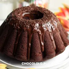 Pyszna babka z mascarpone i kakao, polana czekoladą i posypana wiórkami. Idealna na deser!
