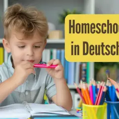 Ein Junge lernt zu Hause. Buntstifte und Bücher liegen bereit. Homeschooling in Deutschland ist eine Option für viele Familien.