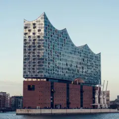 Elbphilharmonie in Hamburg, ein architektonisches Meisterwerk, das anlässlich des Kirchentag 2029 Besucher empfängt.