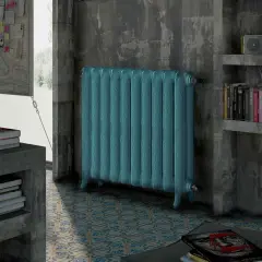 Installazione termosifoni in un ambiente moderno con elementi vintage. Il radiatore turchese spicca sul pavimento decorato.