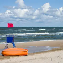 Gdzie zakaz kąpieli nad Bałtykiem? Sprawdź niebezpieczne plaże