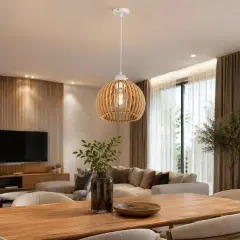 Drewniana lampa sufitowa w kształcie kuli, przypominająca drzewo, oświetla jadalnię.