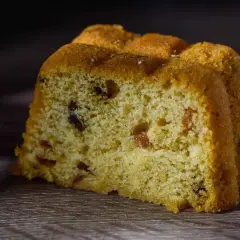 Rebanada de pan dulce con pasas, perfecta para acompañar tu café. ¡Una receta fácil y deliciosa!