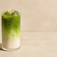Orzeźwiające matcha latte z lodem w szklance. Idealne na upalne dni, dowiedz się, jak zrobić matcha!