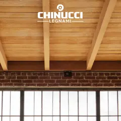 Controsoffitto in legno fai da te con travi a vista e perlinato chiaro. Un tocco rustico e moderno.