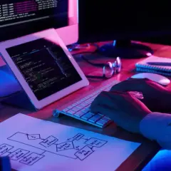Programista pracuje nad kodem, planując zmiany na stronie głównej WordPress.