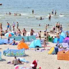 Plaża pełna ludzi, gdzie jest najwięcej jodu w Polsce? Nad Bałtykiem, gdzie woda i powietrze nasycone są tym cennym pierwiastkiem.