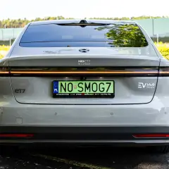 Tył eleganckiego NIO ET7 z tablicą "NO SMOG7" i napisem "Nr 1 w Polsce".
