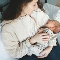 Mama tuli tulista niemowlaka, który właśnie zaczął płakać.