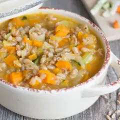 Minestra di Farro e Verdure: Ricetta Facile, Gustosa e Salutare