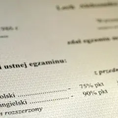 W jakim wieku pisze się maturę? Odkryj ważne różnice w szkołach