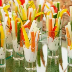 Kolorowe warzywa pokrojone w słupki, podane w kieliszkach z dipem. Idealne finger food opakowania na przyjęcie.