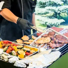 Grill mistrza kuchni: mięsa, warzywa i kiełbaski. Sprawdź nasz catering grill cennik na imprezę plenerową.