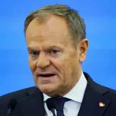 Donald Tusk, w garniturze i z serduszkiem na klapie, przemawia. Zastanawiamy się, co zrobił Tusk dla Polski.