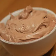 En skål med krämig chokladkräm, perfekt för en tårta med dumlefluff.