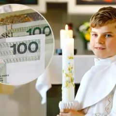 Chłopiec w albie trzyma świecę, obok banknot 100 zł.