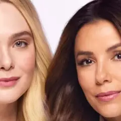 Dos mujeres, una rubia y otra morena, sonriendo. Un ejemplo visual para saber mi tono de piel y elegir el maquillaje perfecto.