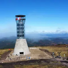 Wieża widokowa na szczycie masywu Śnieżnika, z której rozciąga się panorama na okoliczne góry.