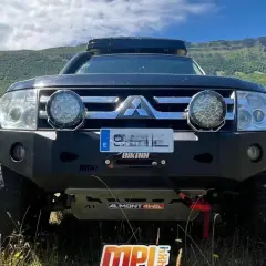 Mitsubishi Montero V80 preparado para aventura, con parachoques reforzado, focos potentes y techo solar.