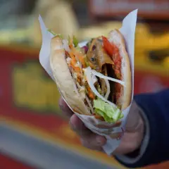 Co to jest kebab? Poznaj jego historię i różnorodność w Polsce