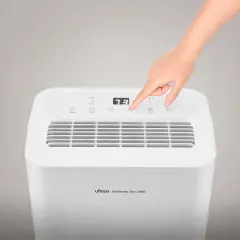 Mano ajustando el control de un deshumidificador Ufesa Wellness Dry 2000. Este deshumidificador sirve para controlar la humedad del ambiente.