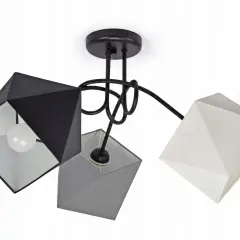 Nowoczesny żyrandol z diamentami w kształcie geometrycznych brył, w kolorach czarnym, szarym i białym, z metalową czarną podstawą.