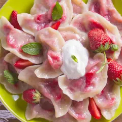 Pyszne pierogi z truskawkami, idealne na letni deser. Ten przepis na pierogi z truskawkami zachwyci każdego!