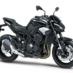 Czarny Kawasaki Z900, gotowy do podboju dróg. Agresywny design i moc, która wzywa do przygody.