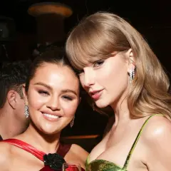 Taylor Swift i Selena Gomez, jak Dorothea i jej przyjaciółka, błyszczą w blasku fleszy.