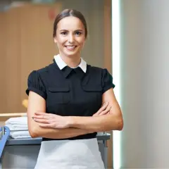 Ile zarabia pokojówka w hotelu? Realne stawki, benefity i porady