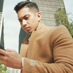 Beżowy płaszcz męski: Jak nosić go stylowo na każdą okazję?