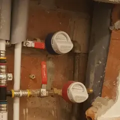 Instalacja wodna z dwoma wodomierzami i zaworami. To jest właśnie armatura, która pozwala kontrolować przepływ wody.