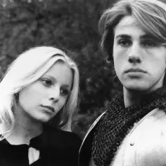 Junge Frau mit blonden Haaren neben einem Mann in Rüstung, Szene aus frühen Filme von Christoph Waltz.
