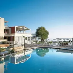 Luksusowy hotel Atlantica z basenem i widokiem na morze.