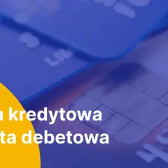 Zbliżenie na karty płatnicze, w tym kartę debetową, z tekstem "Karta kredytowa a karta debetowa".