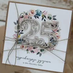 Elegancka kartka z napisem "najpiękniejsze życzenia w dniu Rocznicy Ślubu" i ozdobnym numerem 25, otoczonym kwiatami.