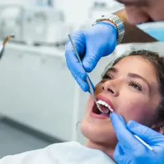 Pierwsza wizyta u dentysty: Kiedy, jak przygotować i co z NFZ?