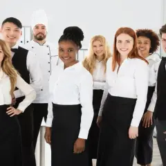 Jak ubrać się na śniadanie w hotelu? Savoir-vivre i stylizacje