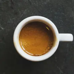 En vit kopp med en gyllene crema, perfekt för en intensiv ristretto vs espresso.