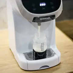 Podgrzewacz do mleka przygotowuje idealną temperaturę wody do mleka modyfikowanego, nalewając je do butelki.
