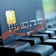 Zbliżenie na kartę płatniczą z numerem 5481 6510. Czy to karta z 1910 roku? To pytanie, które nasuwa się na myśl, patrząc na ten bankowy gadżet.