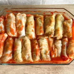 Pyszne gołąbki w sosie pomidorowym, gotowe do pieczenia w piekarniku.