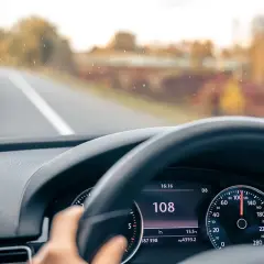 Prędkościomierz pokazuje 108 km/h. Zastanawiasz się, ile można jechać w terenie niezabudowanym? Przepisy mówią jasno, ale czasem pokusa jest duża.