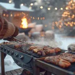 Un **barbecue d'hiver** en plein air, avec des brochettes et des saucisses grillant sur le feu, sous des guirlandes lumineuses. La neige recouvre le sol.